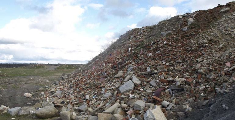 Imagen de la montaña de escombros acumulada en Alamedilla del Berrocal