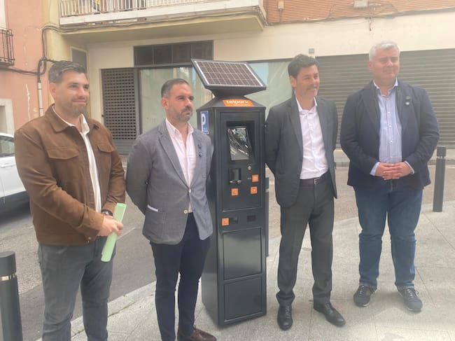 Concejales del equipo de gobierno junto al representante de Dornier junto a un parquímetro