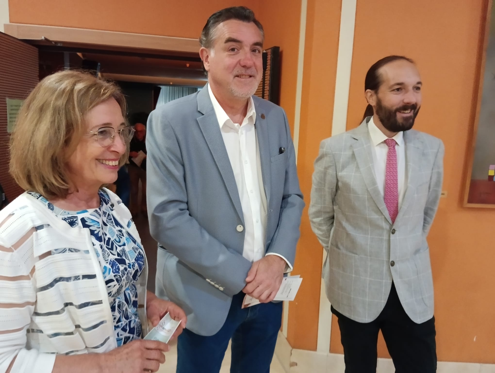 El concejal de Cultura, José Antonio Fuertes, (centro) inauguraba este primer curso universitario, acompañado de los coorganizadores, Pilar Rodríguez de las Heras y Alberto Tobes