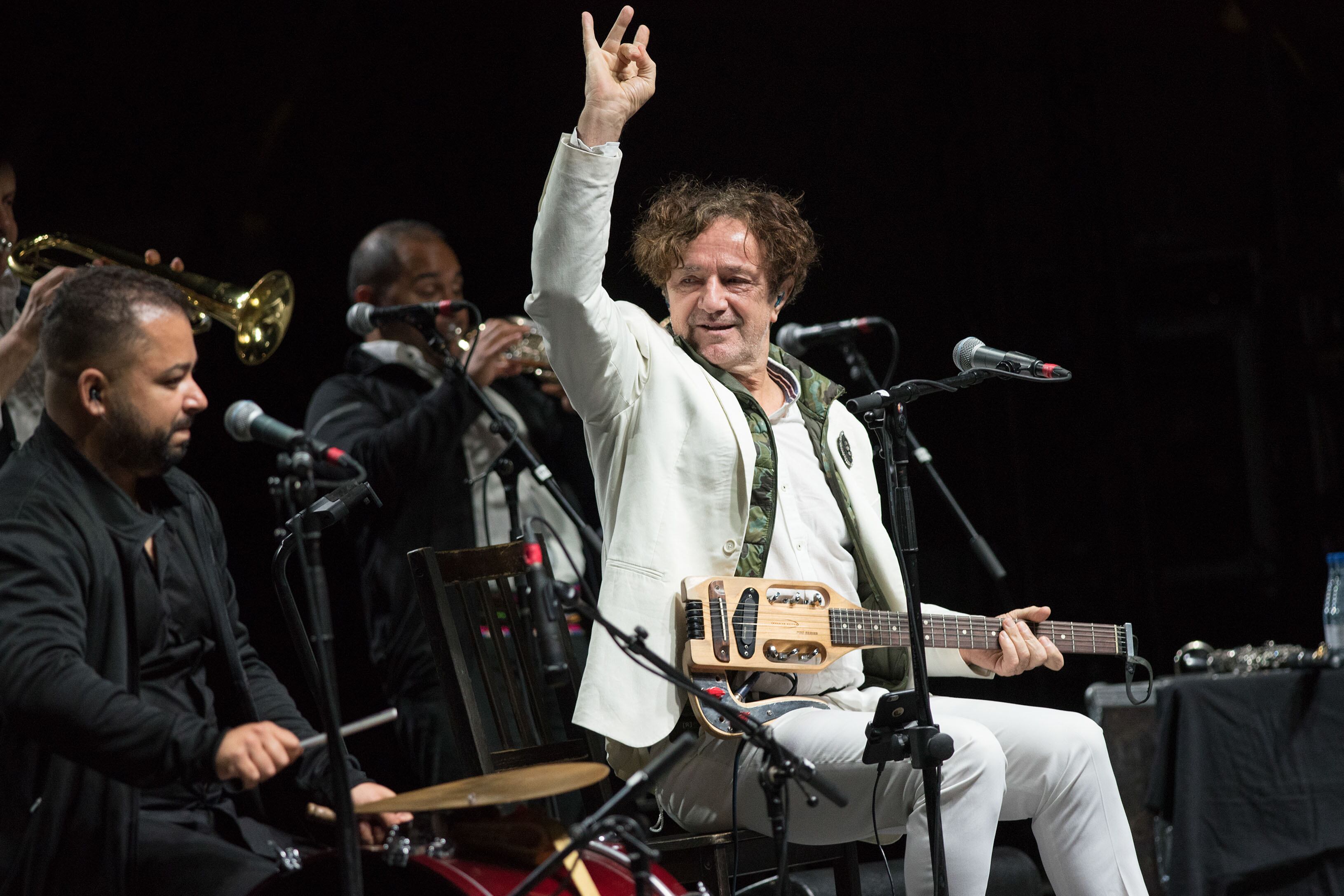 LANUZA (HUESCA), 30/07/2022.- El guitarrista y compositor serbobosnio Goran Bregovic durante su actuación hoy sábado en el Festival Pirineos Sur que se celebra en la localidad oscense de Lanuza. EFE / Javier Blasco.