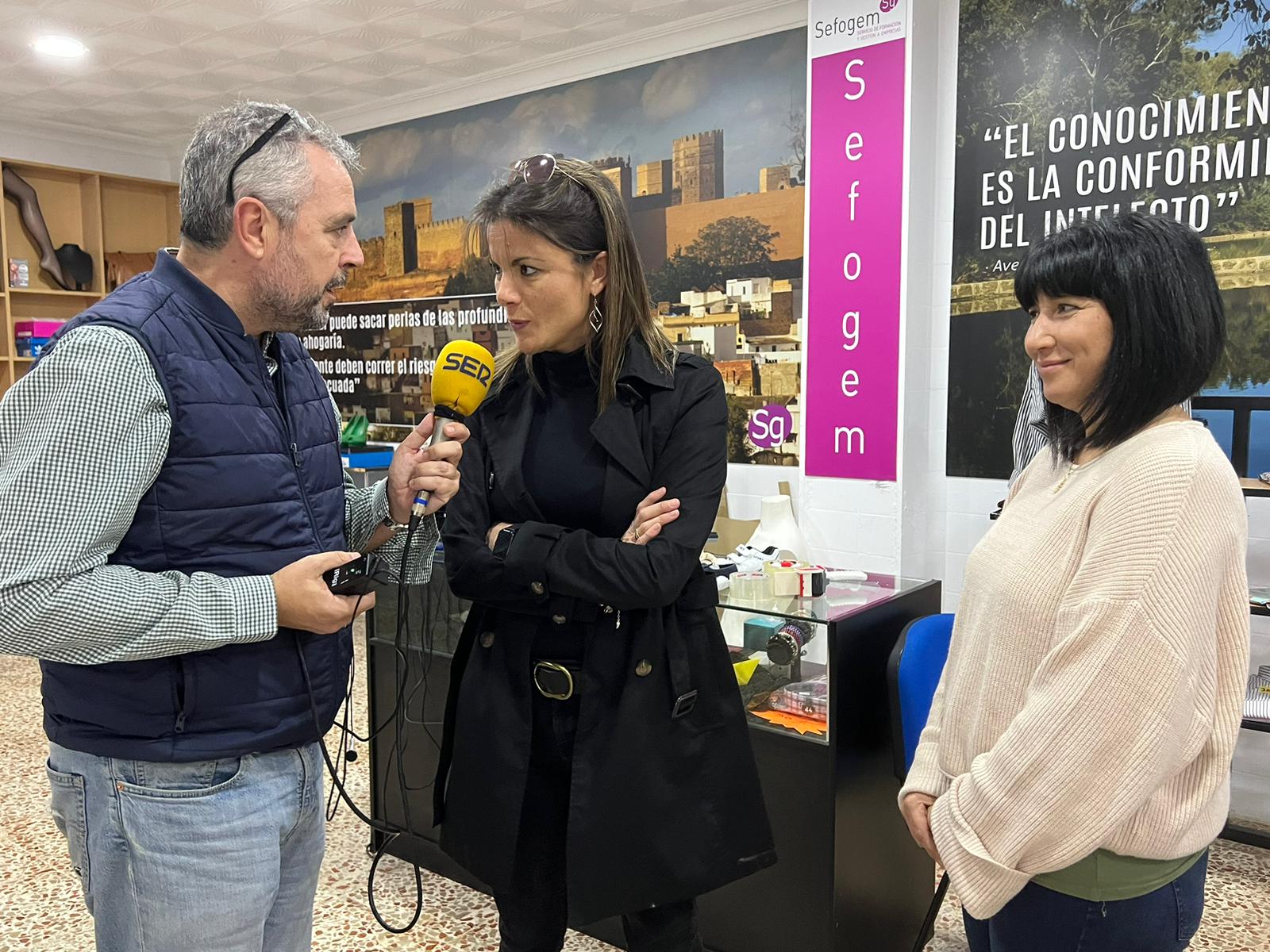 Paco García junto a María del Águila Escudero, gerente y docente del centro Sefogem y la alumna Rosa García