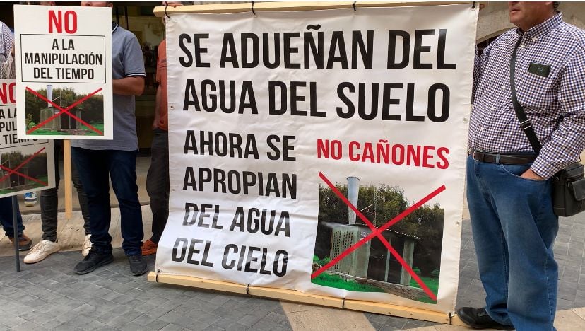 Una de las pancartas que han portado los agricultores jumillanos que se han manifestado ante la Confederación Hidrográfica del Segura por el uso ilegal de cañones antigranizo