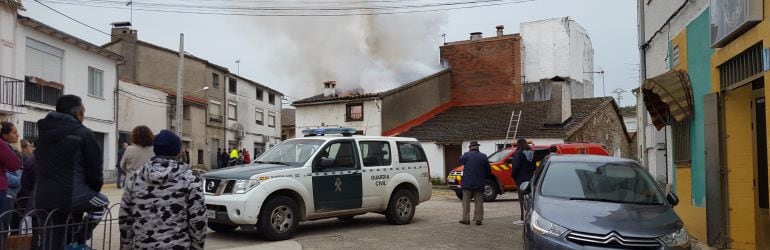 Momento en el que empieza a arder la casa