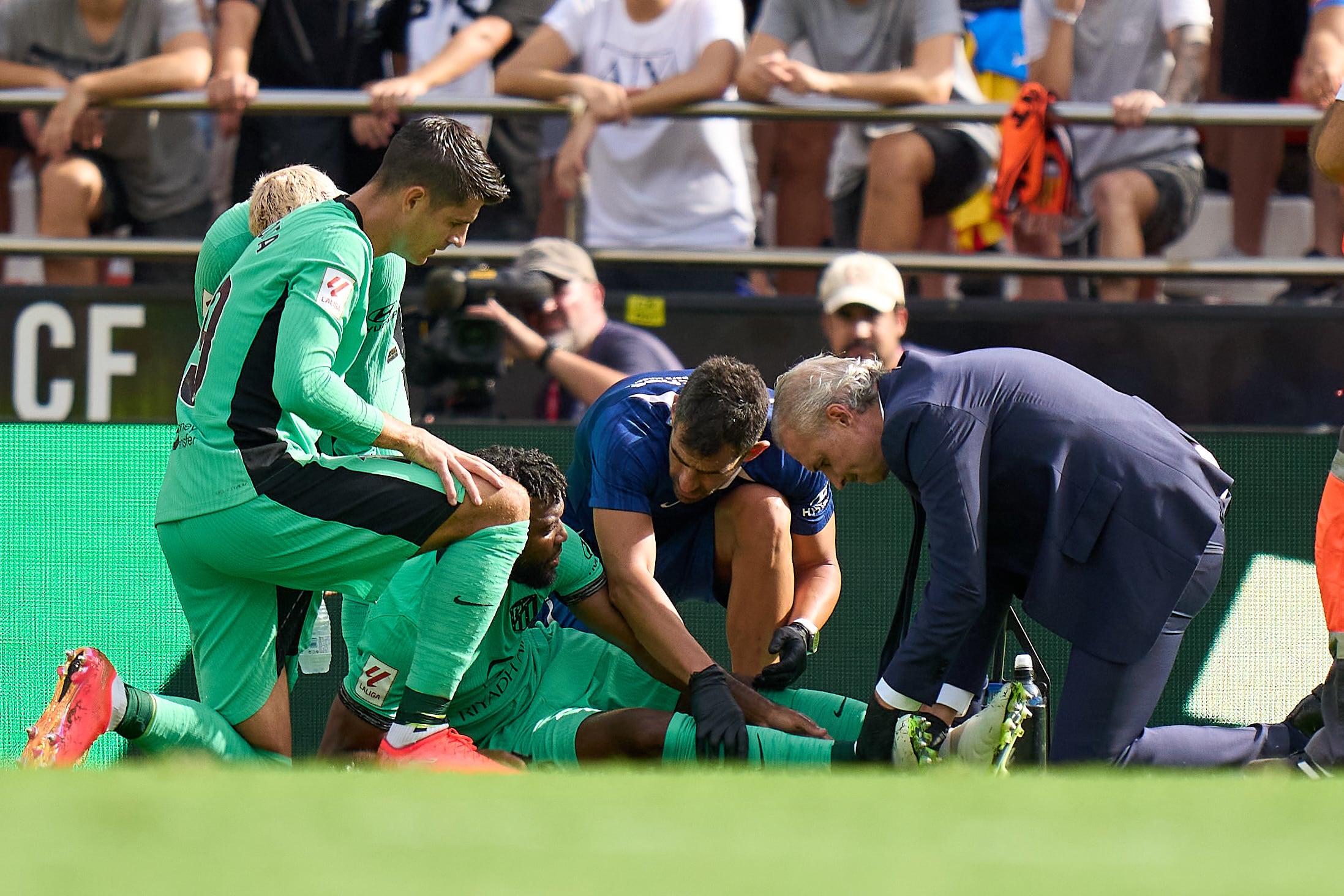 Thomas Lemar lesionado siendo atendido por los médicos del Atlético de Madrid.