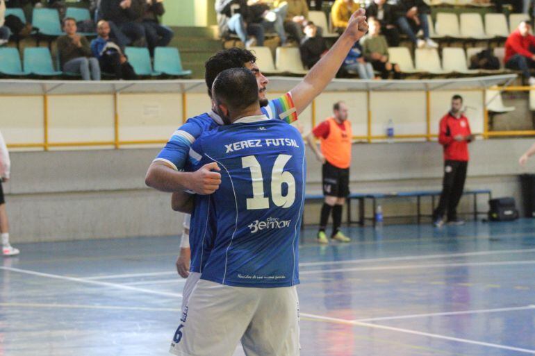Jugadores del Toyota Nimauto celebrando un gol en el Ruíz Mateos