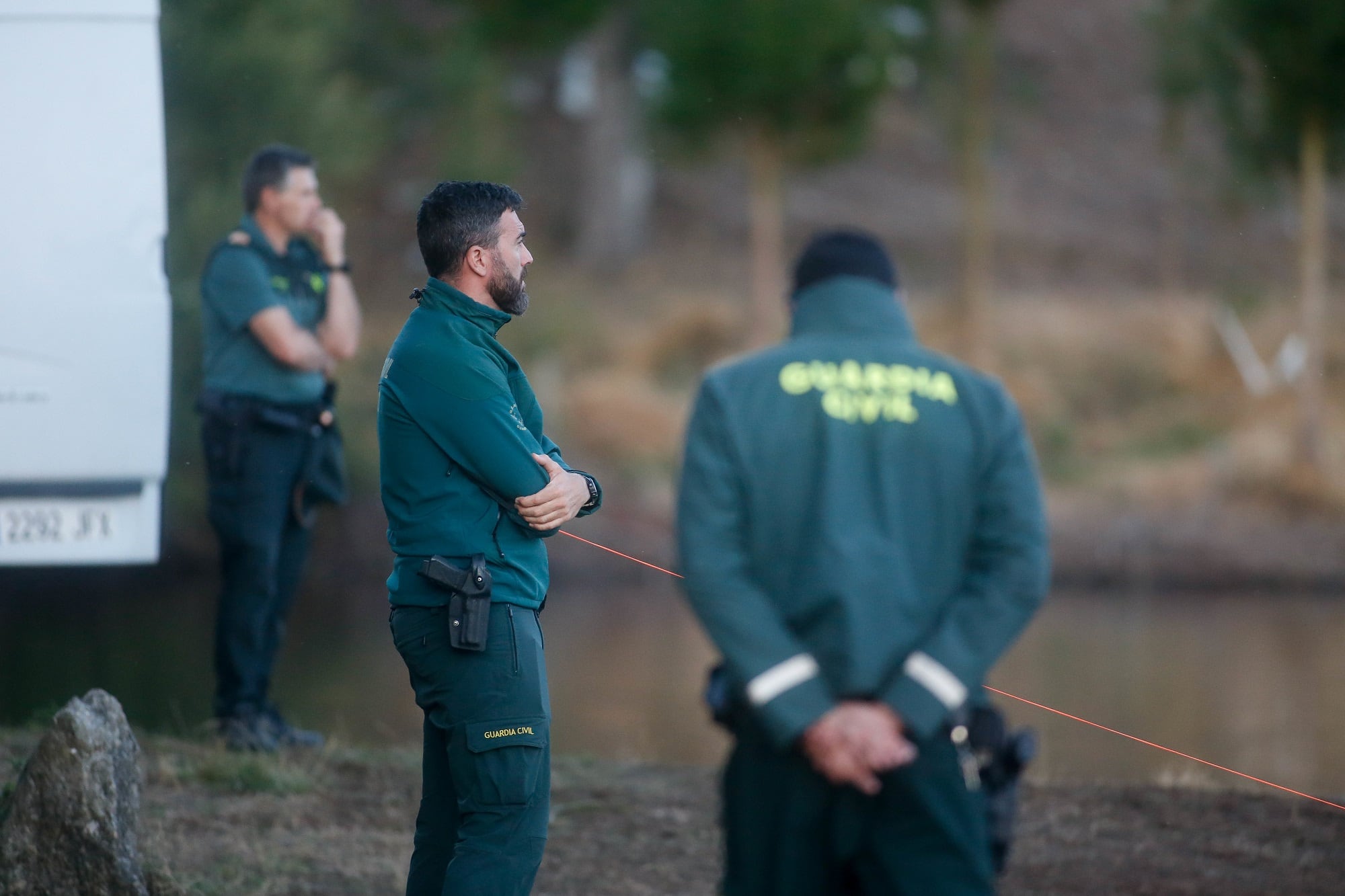 Guardia Civil durante una operación junto a un lago.