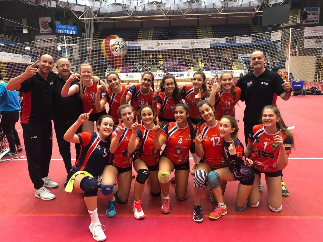 Las cadetes del C.V. Elche-Salesianos celebran su título en Valladolid