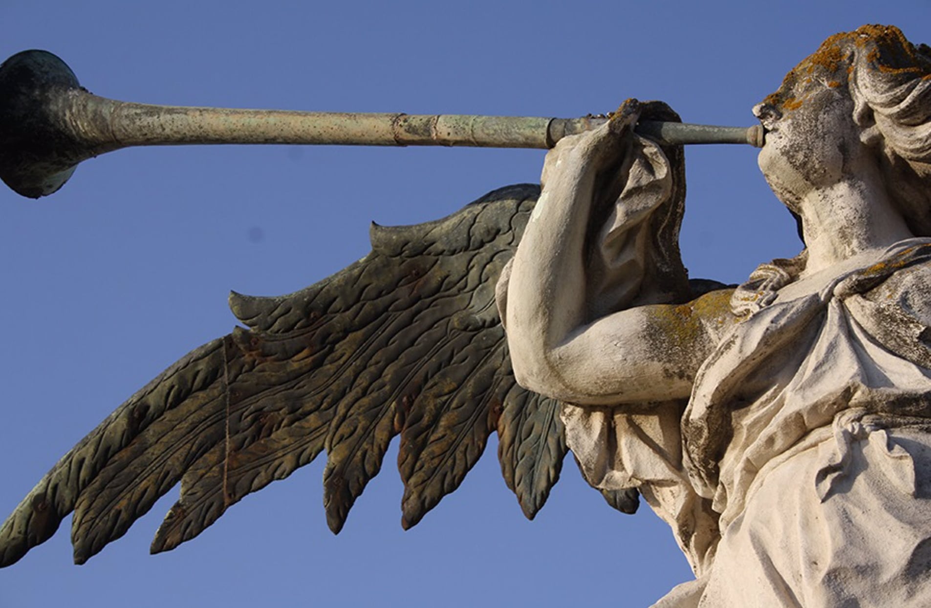 Detalle de la escultura de la Fama que remata la fachada del Rectorado de la Universidad