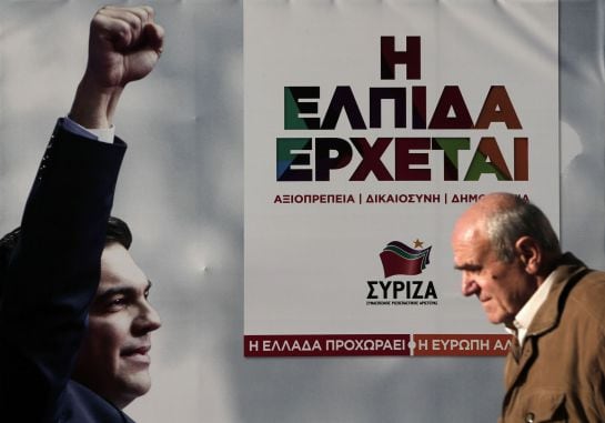 Un hombre, junto a un cartel electoral de Syriza, de Alexis Tsipras.