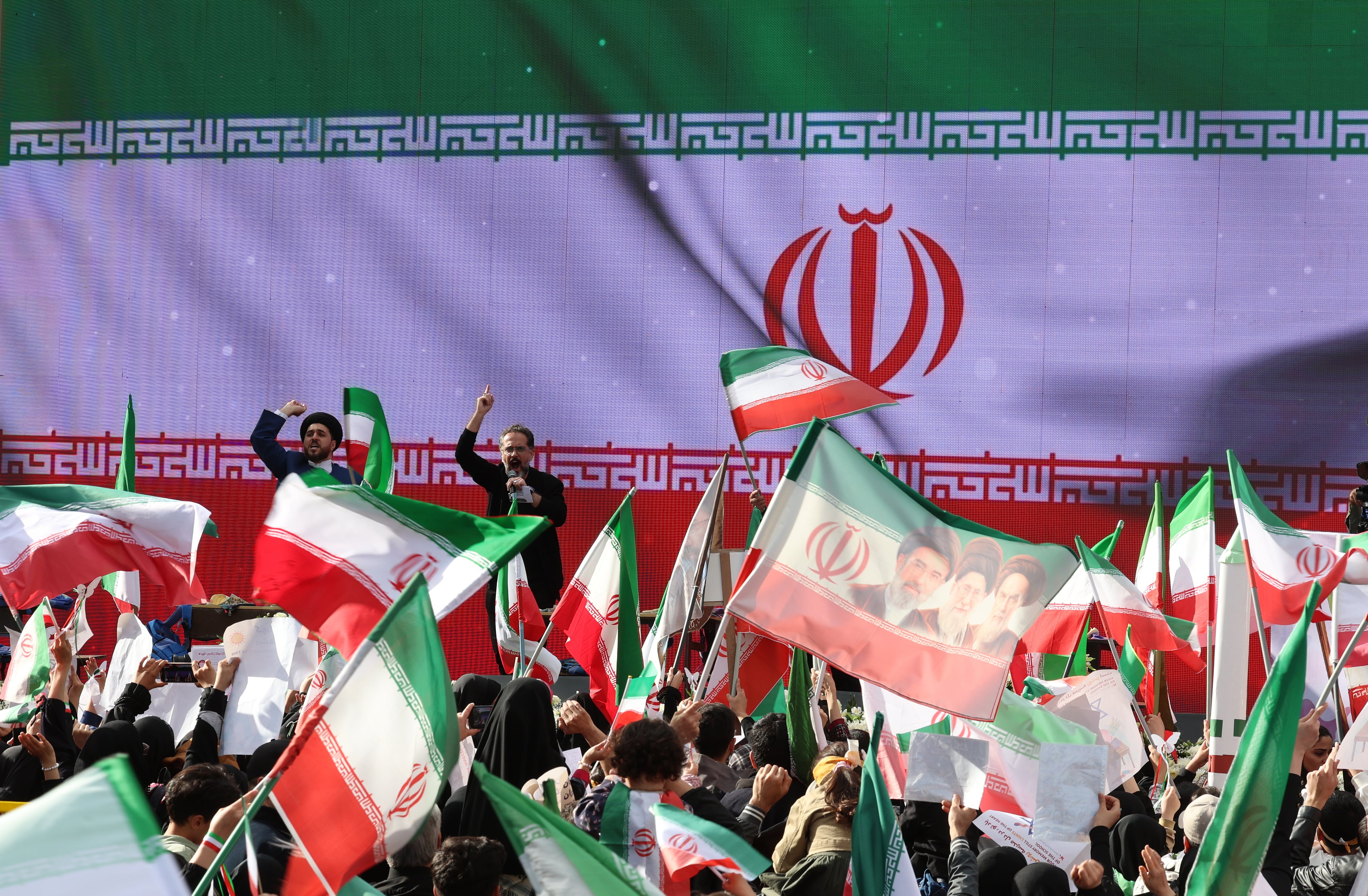 Los iraníes forman cadenas humanas en puentes y cerca de centrales eléctricas tras las amenazas de Trump