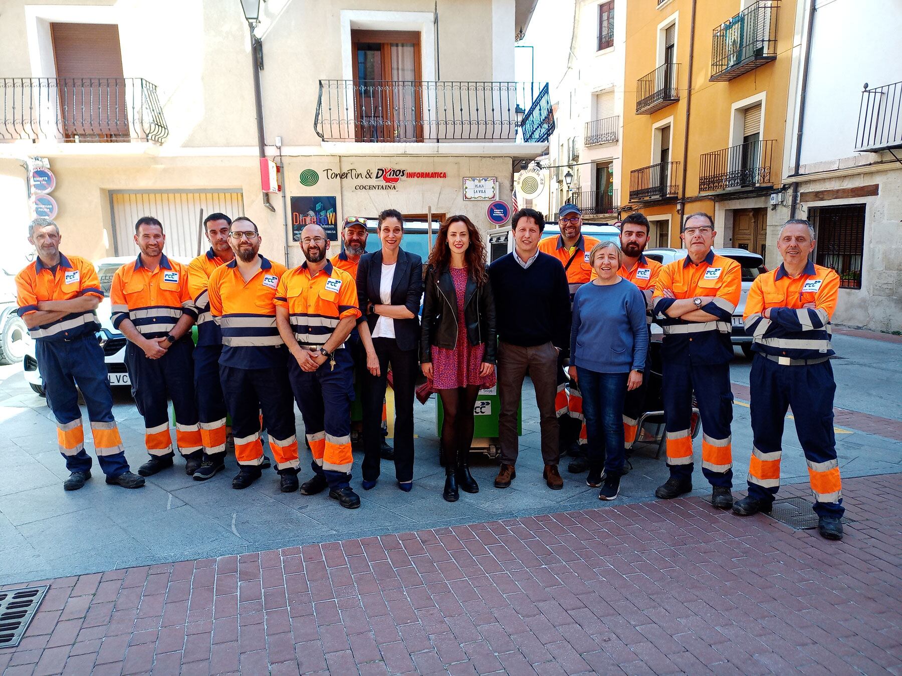 Un instante de la presentación de los nuevos vehículos en la plaza del Ayuntamiento contestano