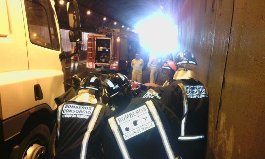 Bomberos excarcelan a uno de los heridos en el accidente registrado esta tarde en el túnel de Lorca