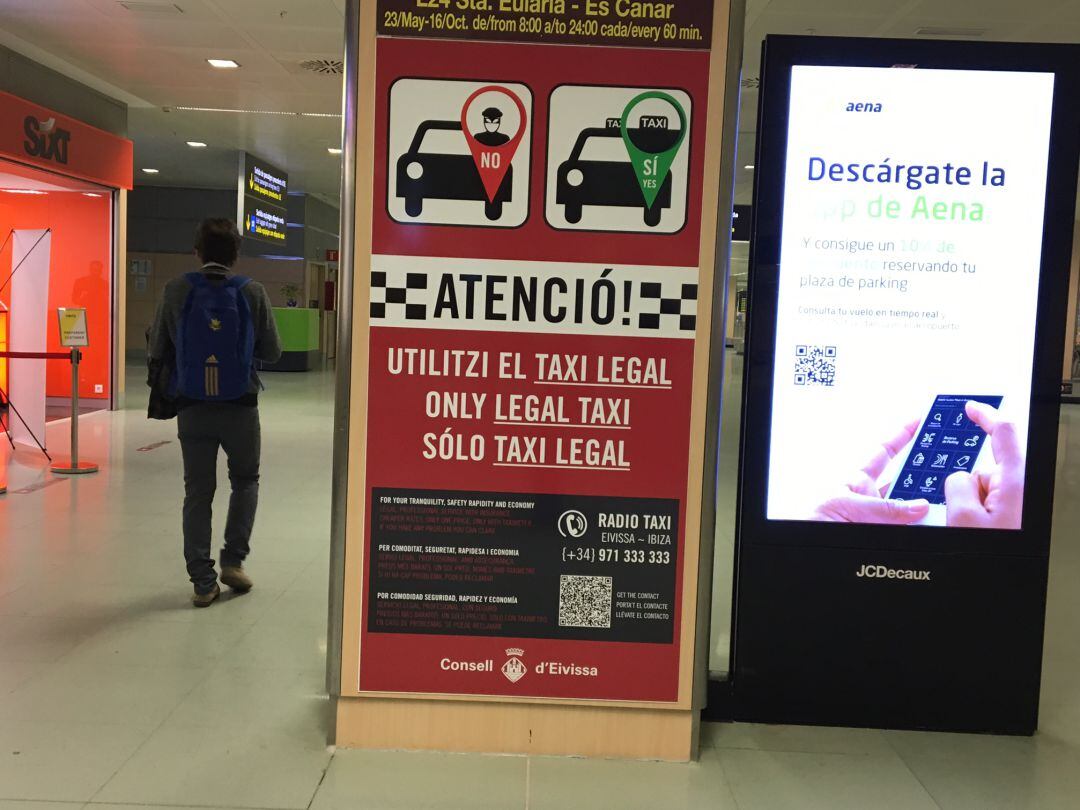 Cartel informativo en el Aeropuerto de Ibiza