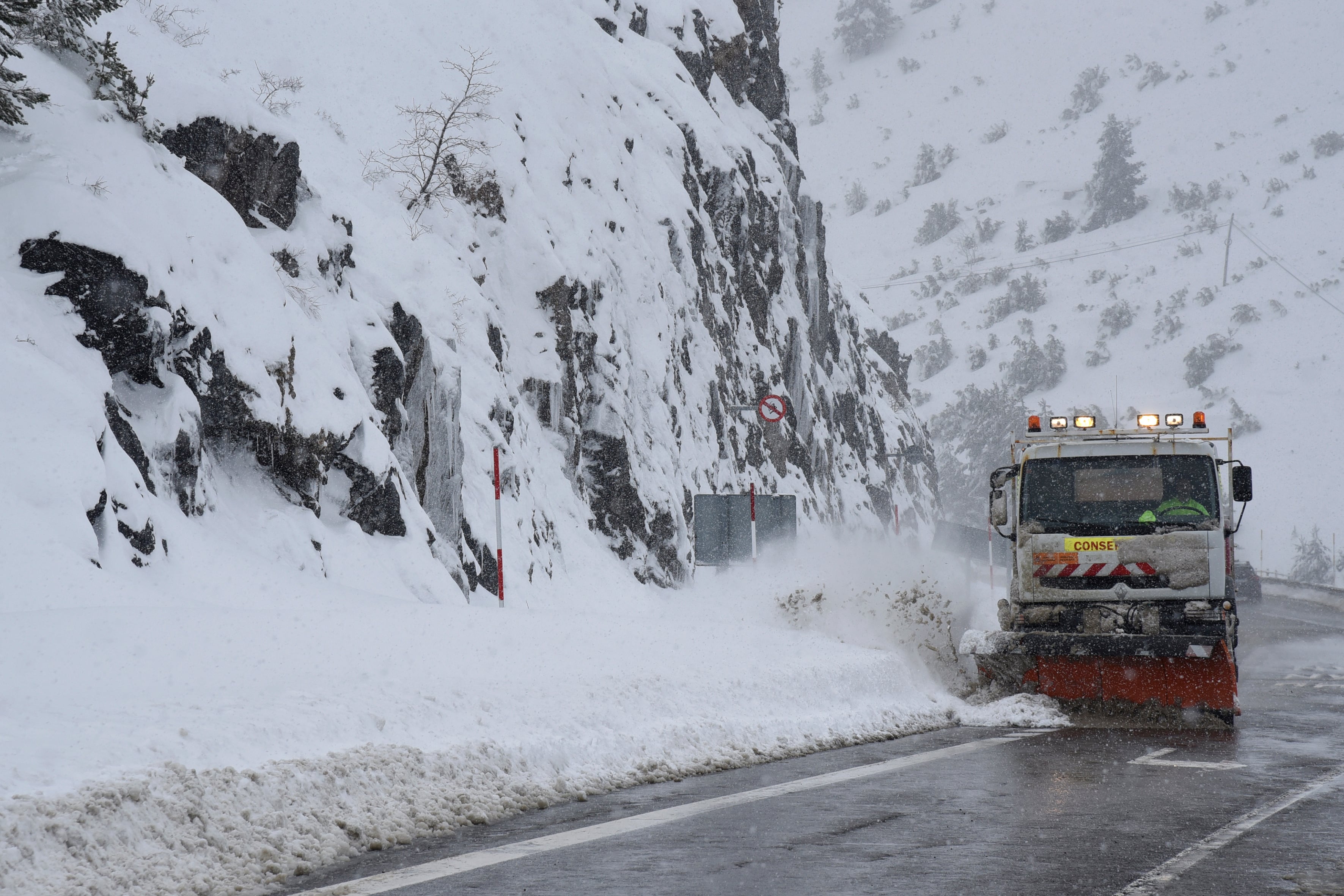 Nieve en la zona de Canfranc y Candanchú, en el Valle del Aragón EFE/ Javier Blasco