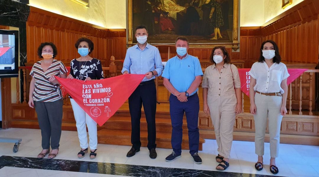 El alcalde de Caravaca junto a los responsables de la campaña