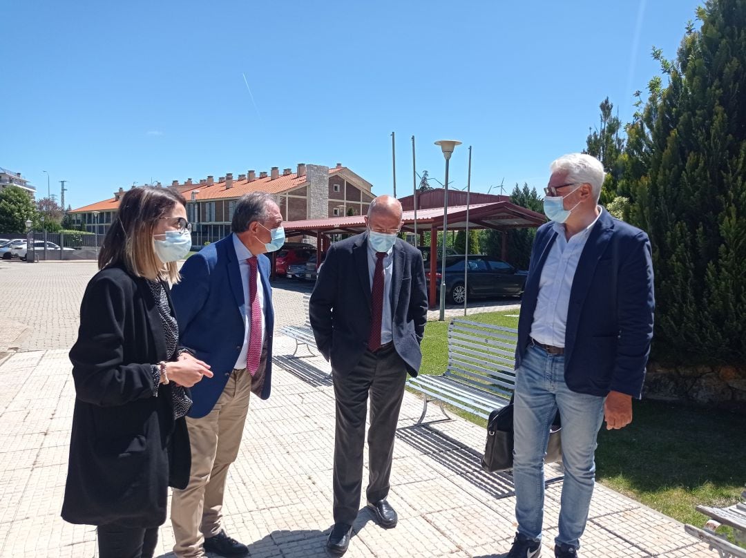 Francisco Igea a su llegada a la Escuela Castilla