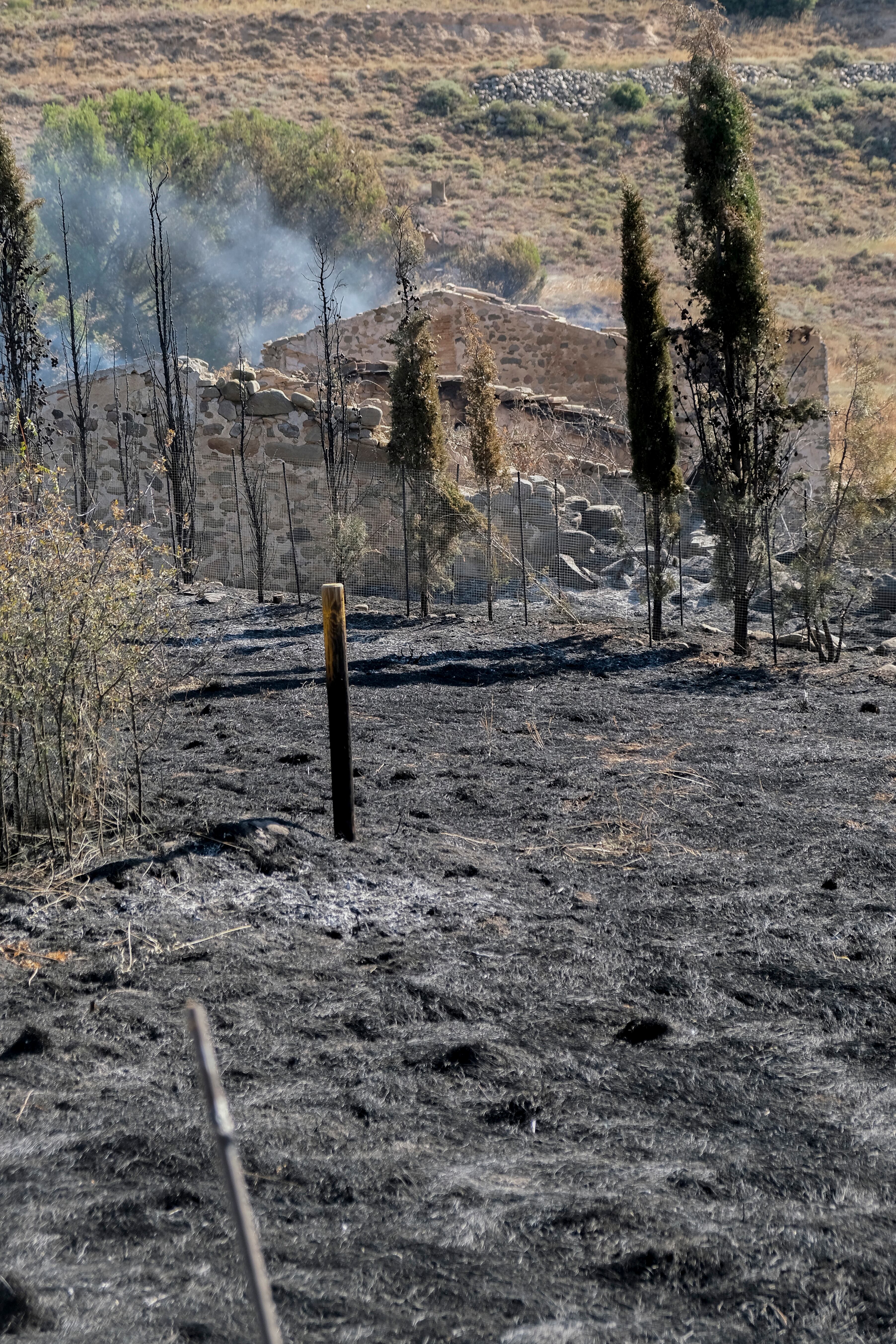 GRAF6815. ALFARO (LA RIOJA), 11/07/2022.- El intenso trabajo realizado durante las últimas horas nocturnas ha permito controlar el incendio que afecta al monte Yerga, en el que, según lo datos iniciales, han ardido unas 104 hectáreas, sobre todo de masa arbolada; en los que han intervenido los 59 efectivos de la Unidad Militar de Emergencias (UME). EFE/ Abel Alonso
