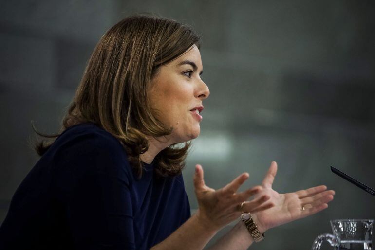 GRA113 MADRID, 19/06/2015.- La vicepresidenta del Gobierno, Soraya Sáenz de Santamaría, durante la rueda de prensa posterior a la reunión del Consejo de Ministros, hoy en La Moncloa. EFE/Emilio Naranjo