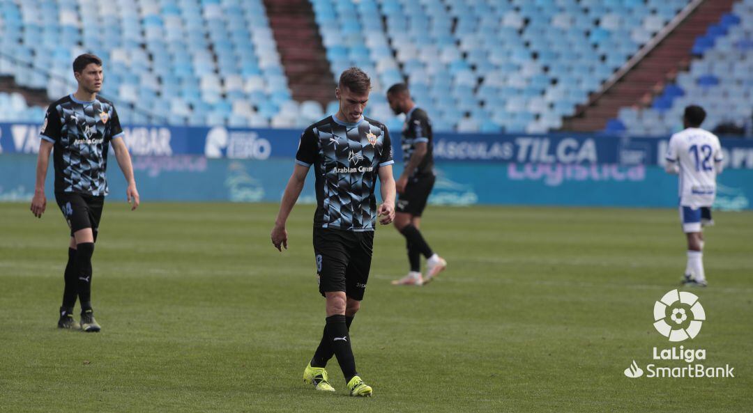 Decepción en el Almería tras encajar el segundo gol del Zaragoza.
