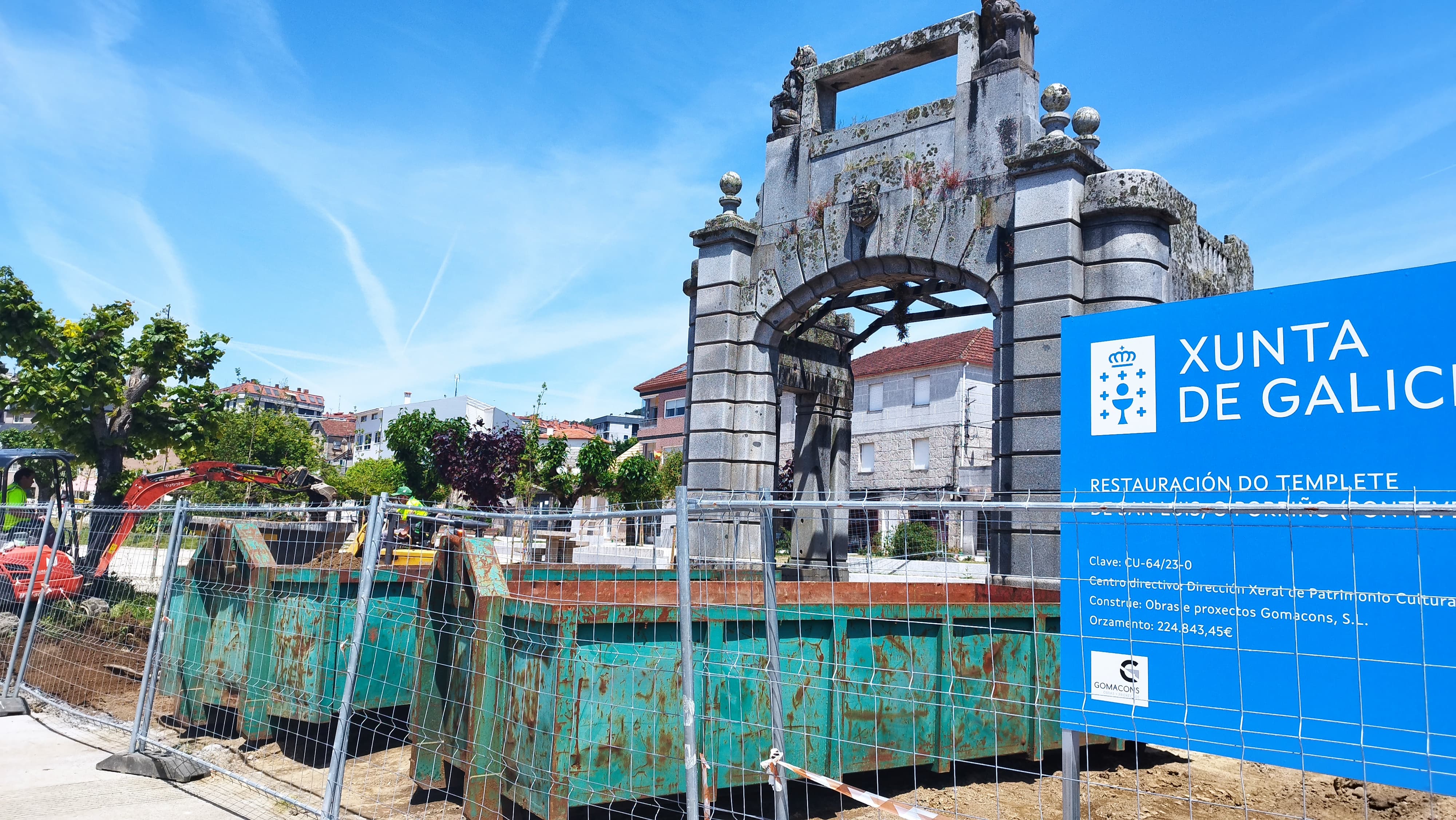 Cartel de obras en el Templete de San Luis de Antonio Palacios en O Porriño.