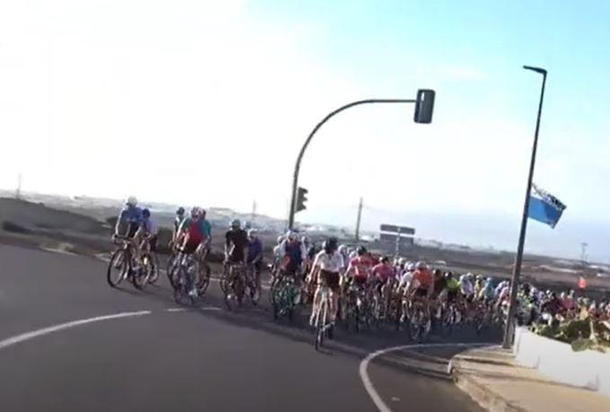 Los participantes en la I Vuelta Ciclista a Lanzarote, a su paso por Conil.