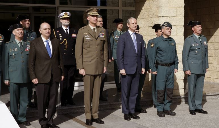 El Rey Felipe VI, junto al ministro del Interior, Jorge Fernández Díaz y el director general del Instituto Armado, Arsenio Fernández de Mesa