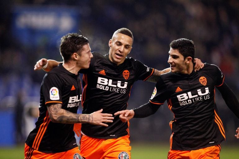 Guedes, Rodrigo y Santi Mina celebran el primer gol del Valencia