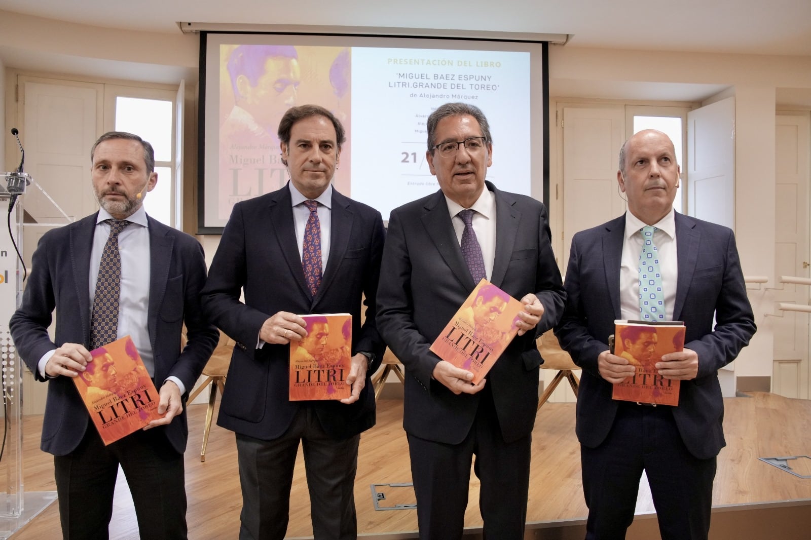 De izquierda a derecha, Alejandro Márquez, Litri hijo, Antonio Pulido, presidente de la Fundación Cajasol, y el periodista Álvaro Acevedo