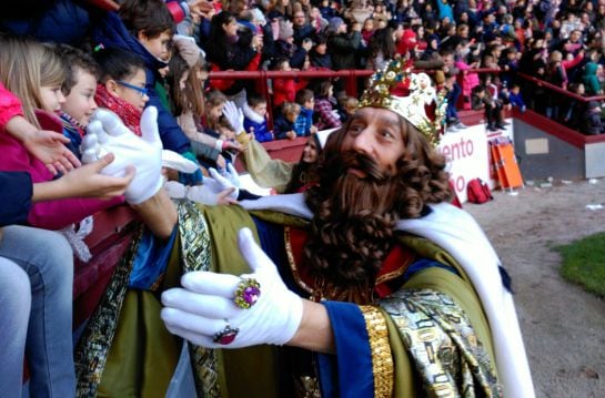 El rey Gaspar saluda a los niños tras la pitada.