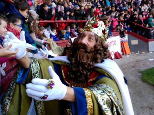 El rey Gaspar saluda a los niños tras la pitada.
