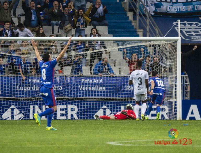 Ramón Folch, en primer plano, celebra el tanto de Miguel Linares ante el Huesca.