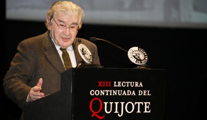 El Premio Cervantes 2006, Antonio Gamoneda, durante la lectura continuada de El Quijote del año 2009