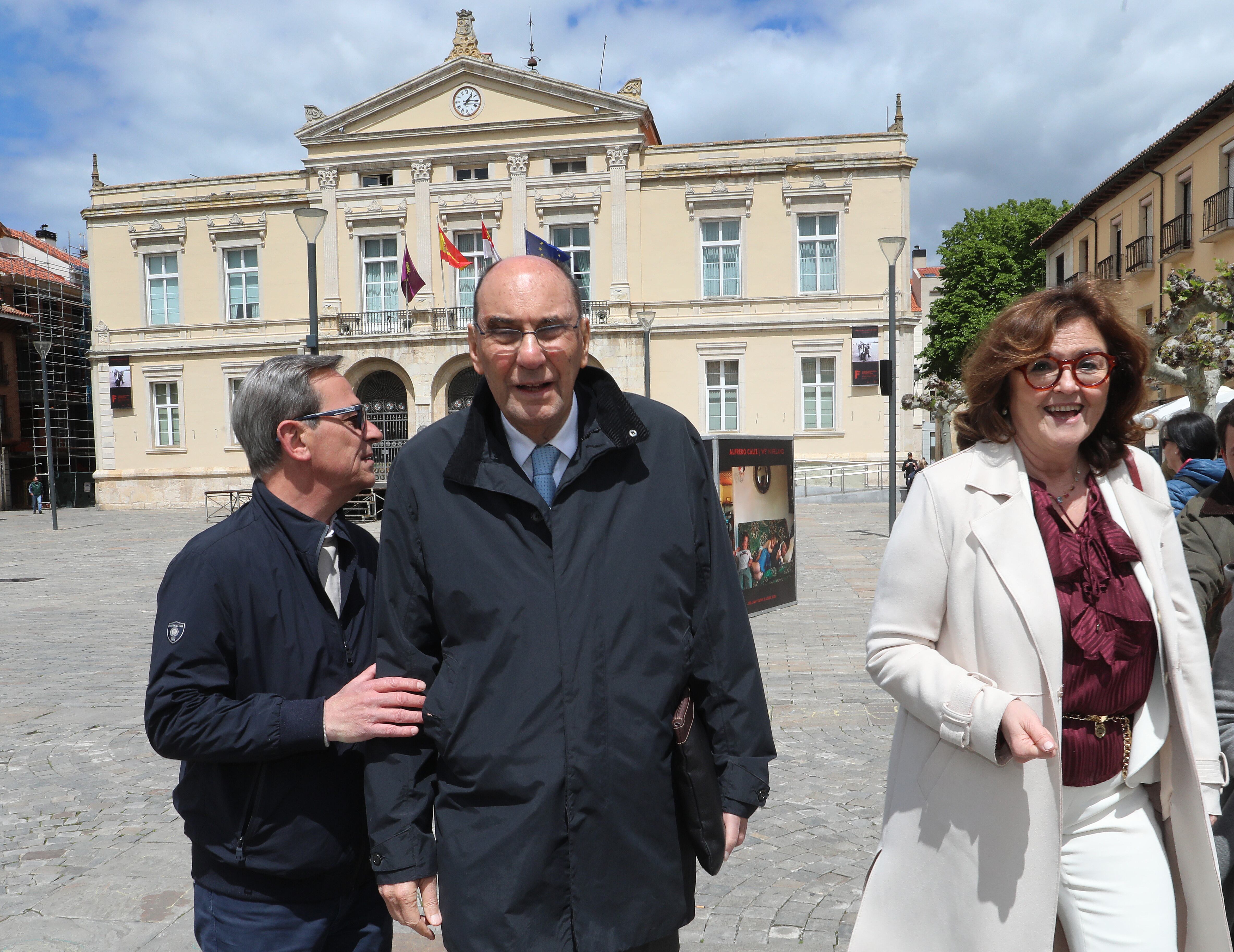El fundador de Vox Alejo Vidal-Quadras, en la plaza Mayor, junto a  la concejal Sonia Lalanda; y al concejal Emilio Polo, antes de su charla “España 2025: ¿una nueva etapa?” en el Casino de Palencia