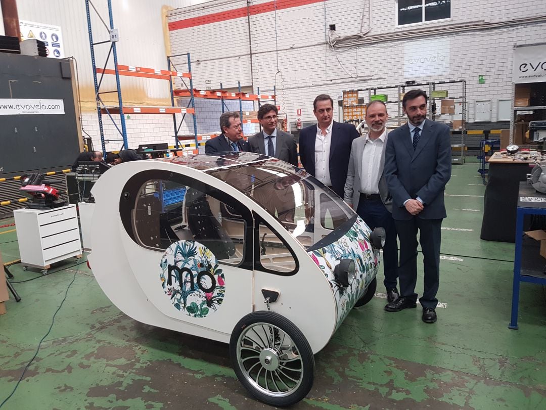 Juan Fernández, Manuel Hidalgo, Antonio Molina, Pérez Chomón y Joaquín Martínez, durante la presentación del &quot;Evovelo Mö&quot; en Santana Motor. 