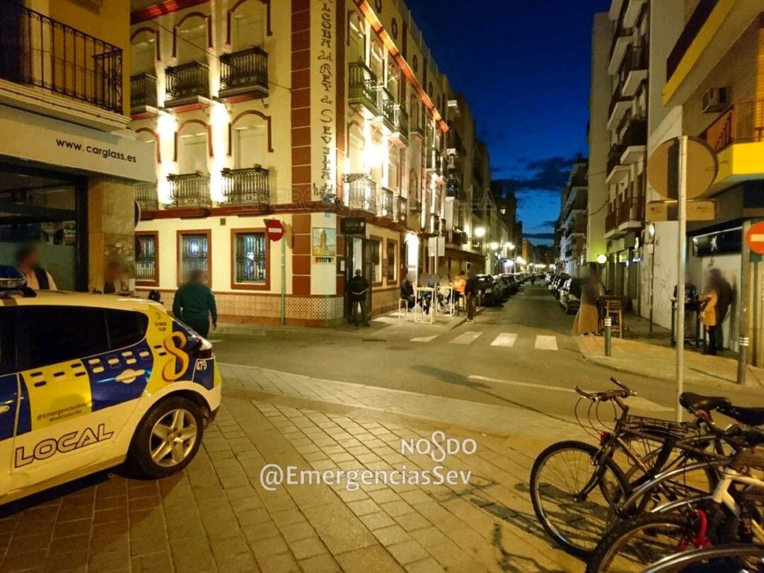 La policía local desalojó a 30 personas de este bar de la calle Bécquer, que no contaba con licencia de veladores