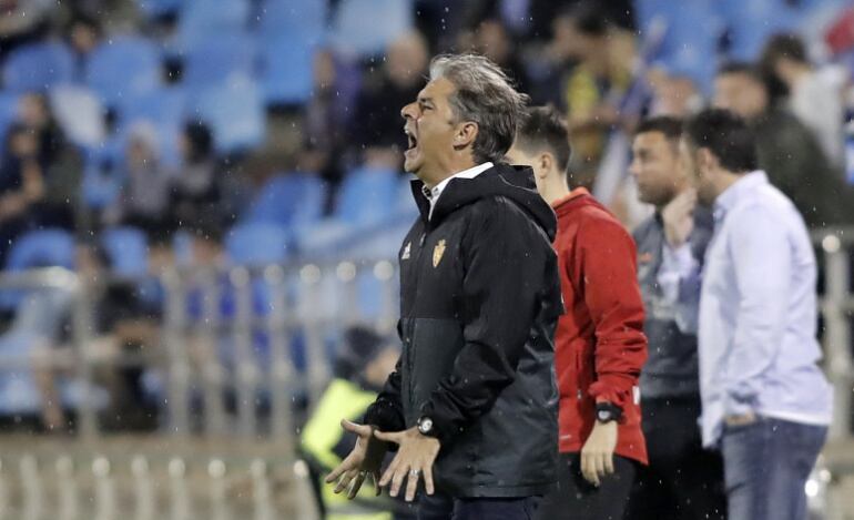 Natxo González da instrucciones durante el último partido ante el Valladolid