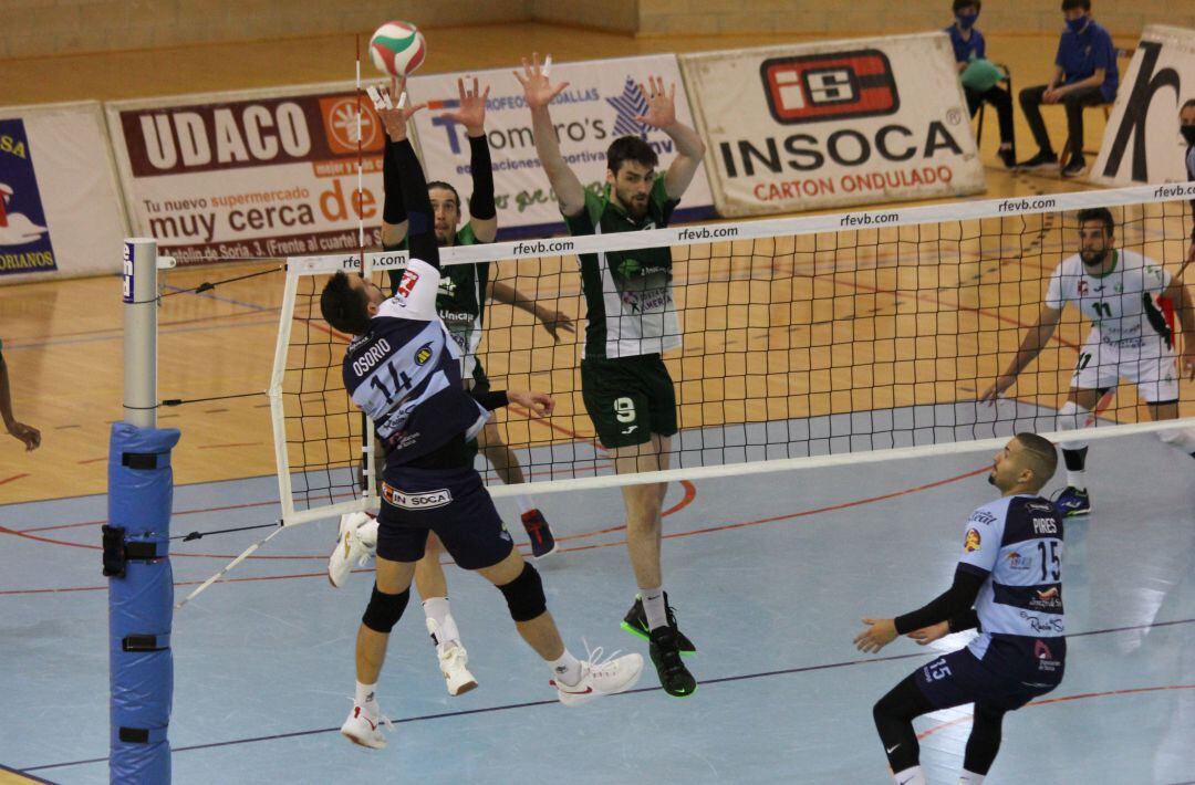 Osorio intenta el remate en el duelo ante Unicaja Almería.