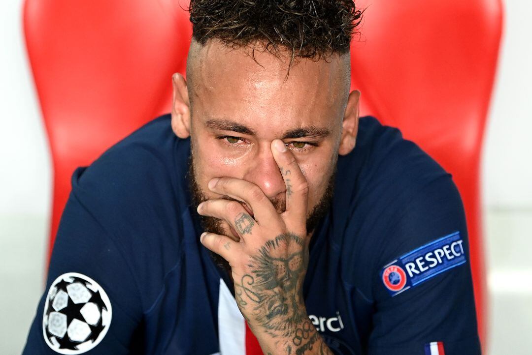 Neymar rompió a llorar sentado en uno de los banquillos.