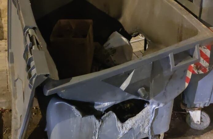 Contenedor quemado en la calle San Nicolás