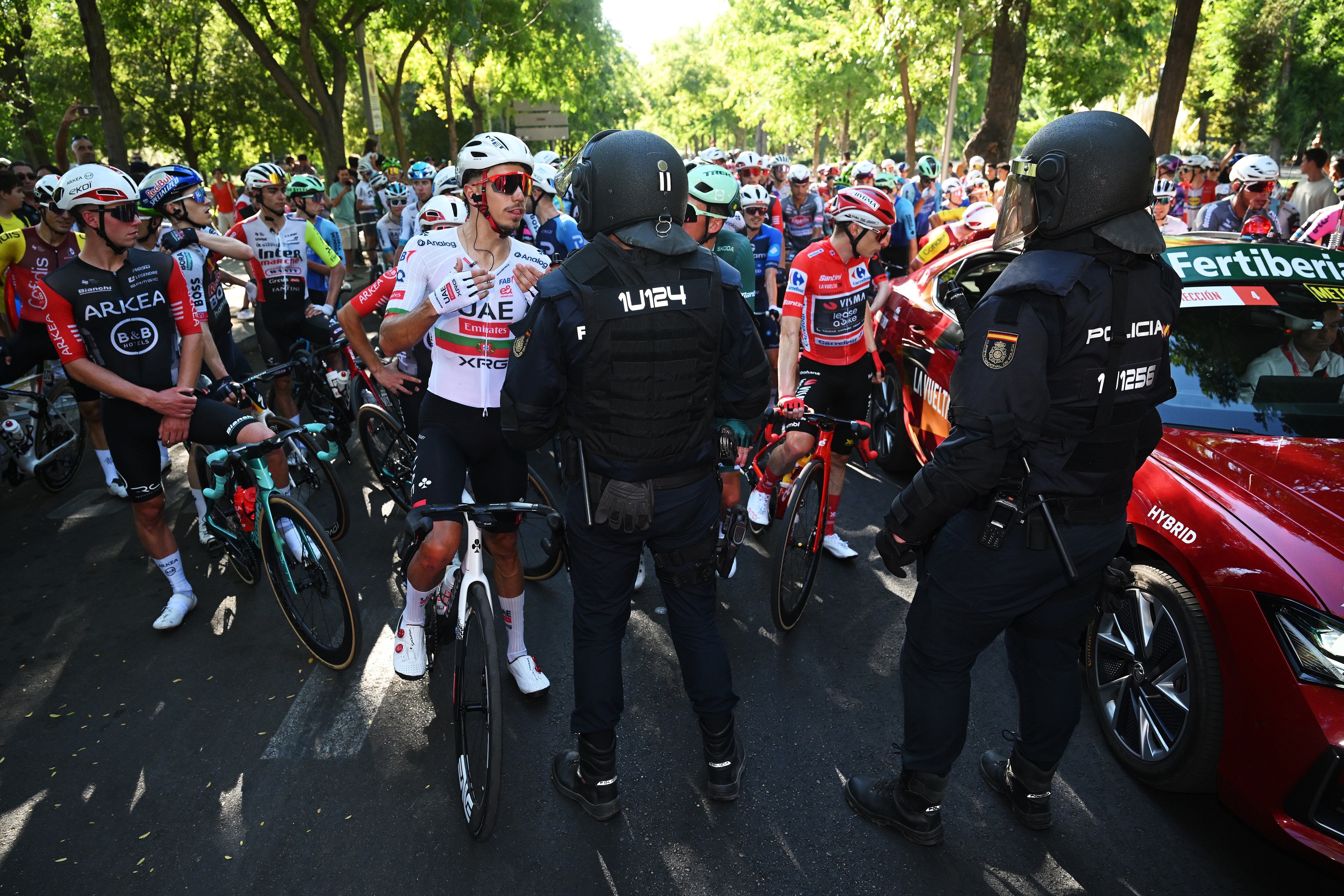 Los ciclistas dialogan con la Policía en la última etapa de La Vuelta' 25