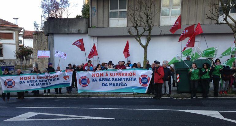 Miembros de la Plataforma na Defensa da Sanidade Pública de A Mariña protestaron ante el Parlamento de Galicia