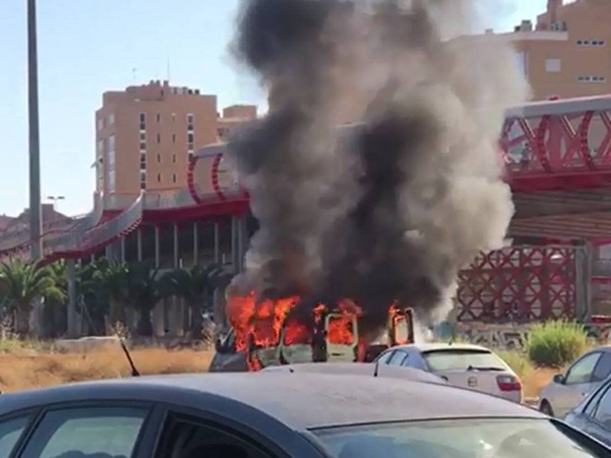 Arde un vehículo en el Puente Rojo