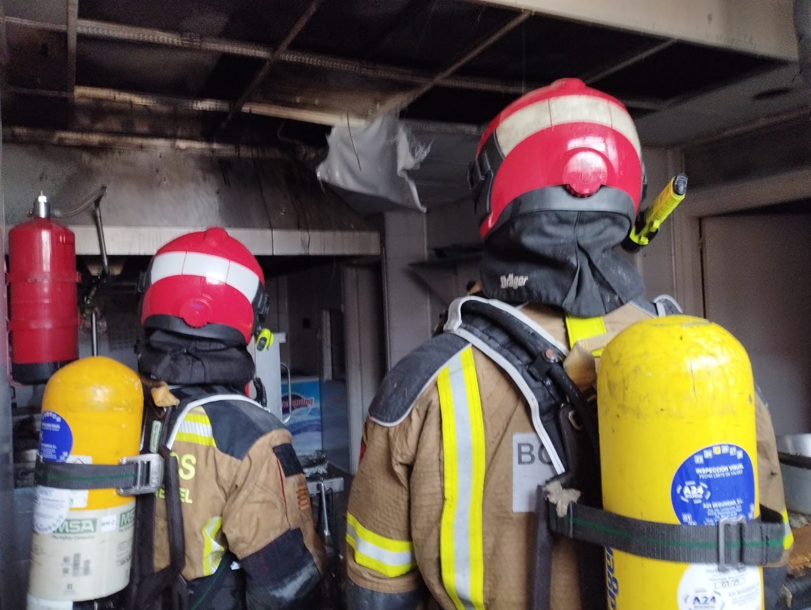 Bomberos de la Diputación de Teruel en el momento de la extinción del fuego