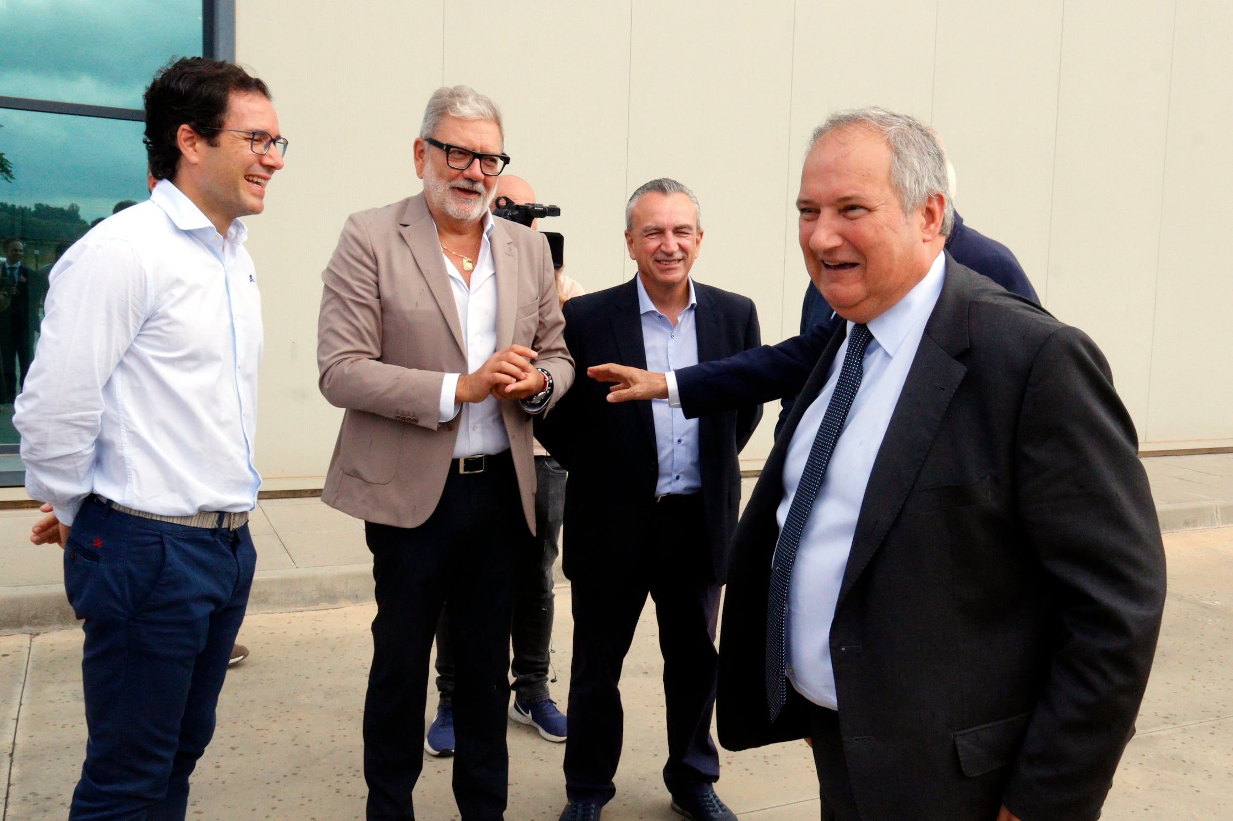 El ministre Jordi Hereu en el moment de la seva arribada a l&#039;escorxador Avidel de Vallcompanys. Foto: ACN.