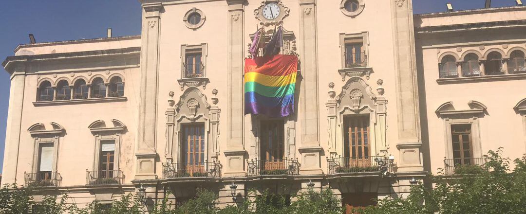 Bandera LGTBIQ colocada en el Ayuntamiento de Jaén.