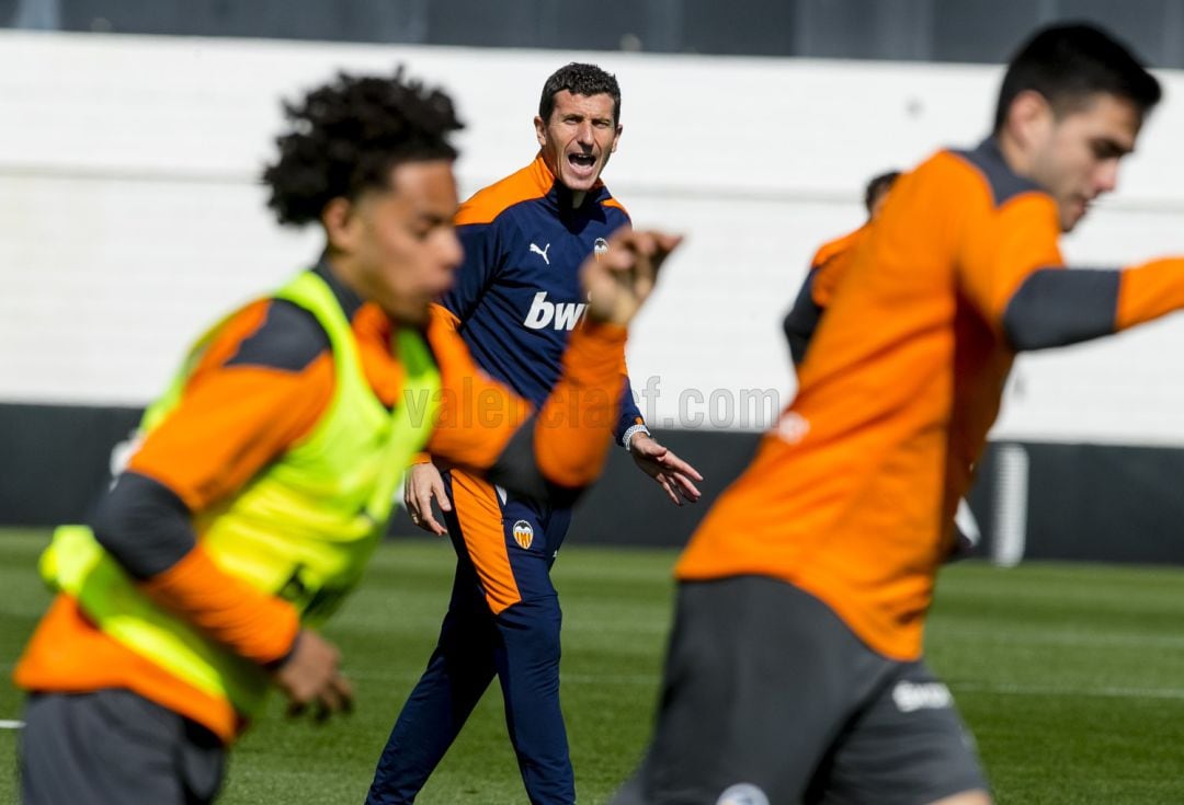 Gracia da instrucciones en un entrenamiento.