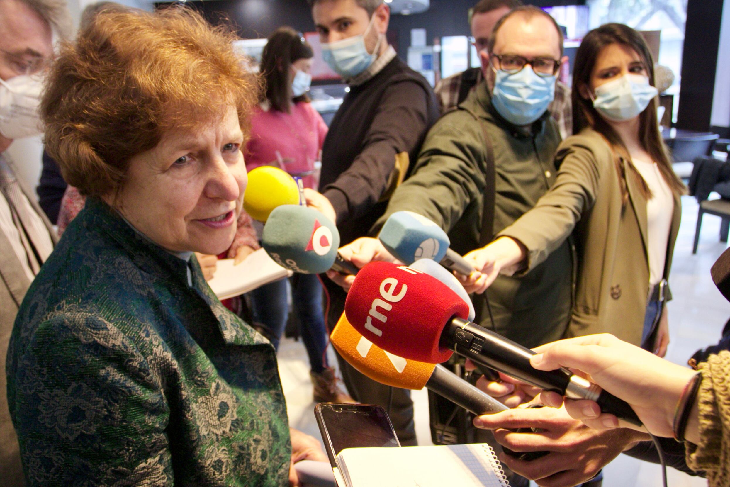 La presidenta de la delegación de la comisiones de peticiones del Parlamento Europeo, Tatjana Zdanoka, ofrece declaraciones a los medios en el Hotel NH de Murcia, en cuyo exterior se han manifestado ecologistas y grupos en defensa del Mar Menor, mientras en el interior se reúne la Comisión. EFE/ Juan Carlos Caval