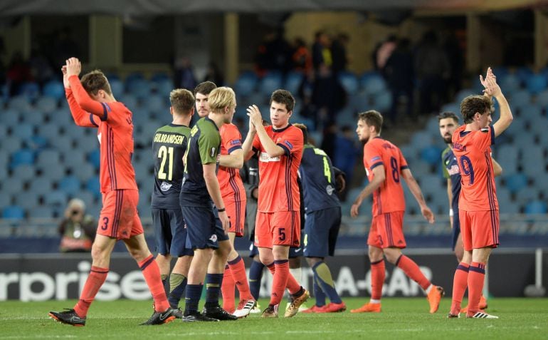 Los jugadores de la Real agradecen el apoyo de los seguidores realistas tras el empate contra el Salzburgo