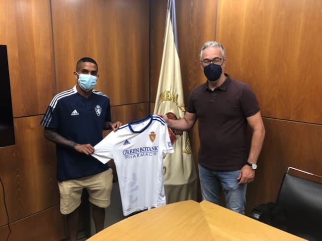 Yanis posa con la blanquilla junto a Miguel Torrecilla