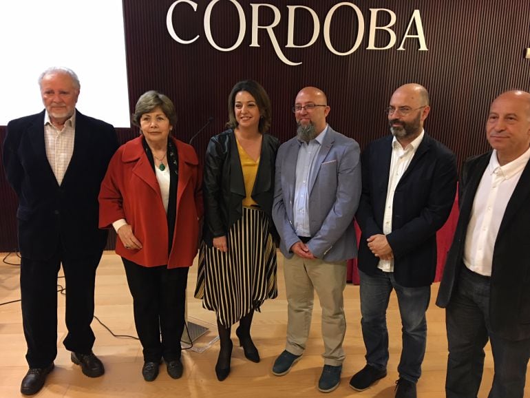 Javier Martín, junto a la presidencia del acto de entrega del Premio